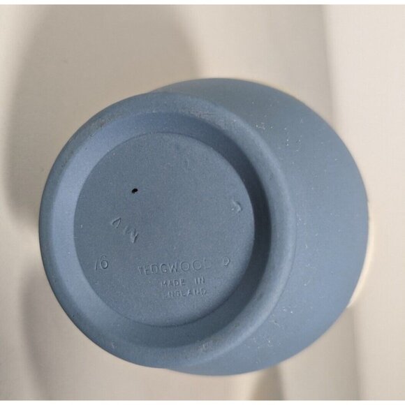 Wedgwood Blue Jasperware Cherub Pattern Small 5'" Vase Made In England - Picture 6 of 6